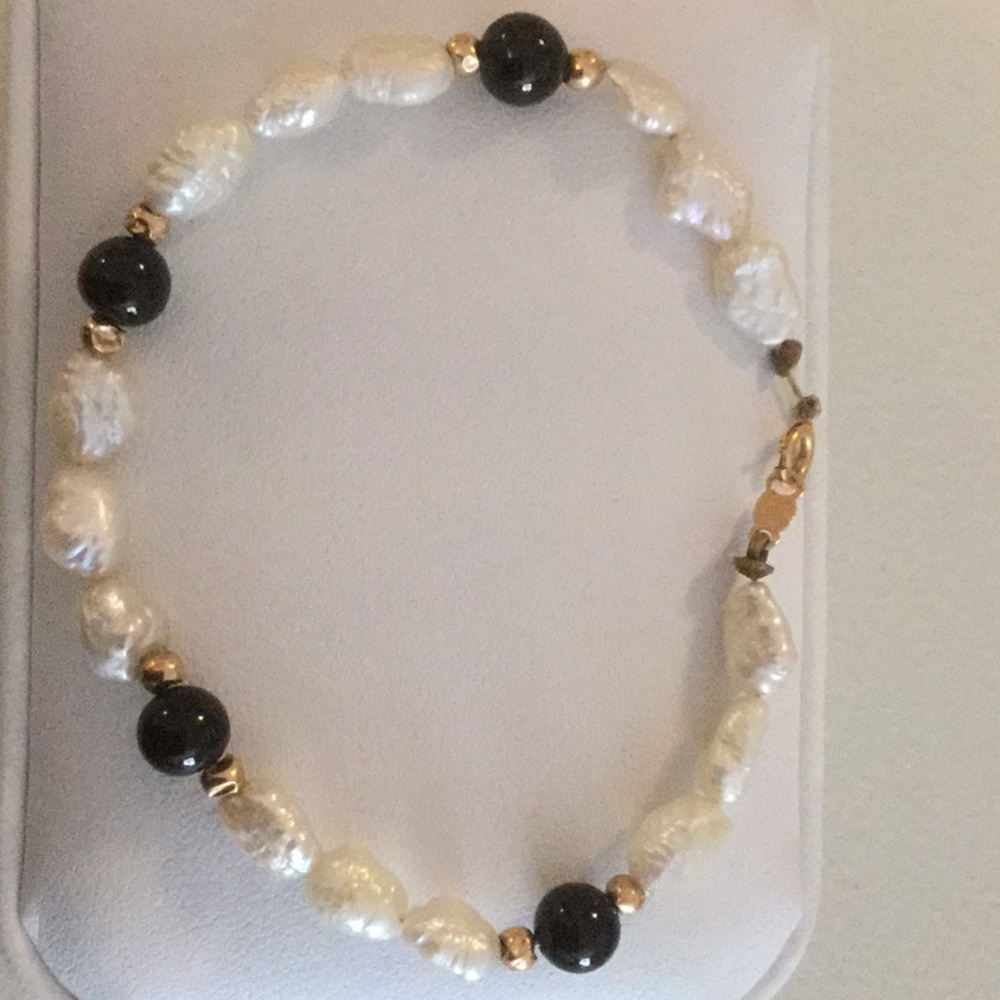 Freshwater pearl and onyx bracelet